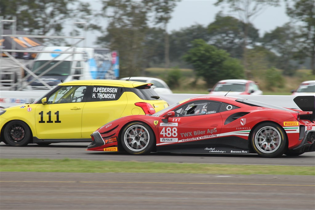 To af udfordrerne i Danish Endurance Championship. Rasmus Pedersen/Henrik Thomsen i den gule Suzuki Swift holdt deres mesterskabschancer i DEC1-divisionen i live med en dobbeltsejr på Padborg Park. Torben Ingerslev i Ferrarien har stadig en chance i såvel DEC4-divisionen som kampen om langdistancepokalen.
(Foto: Henning Smed)